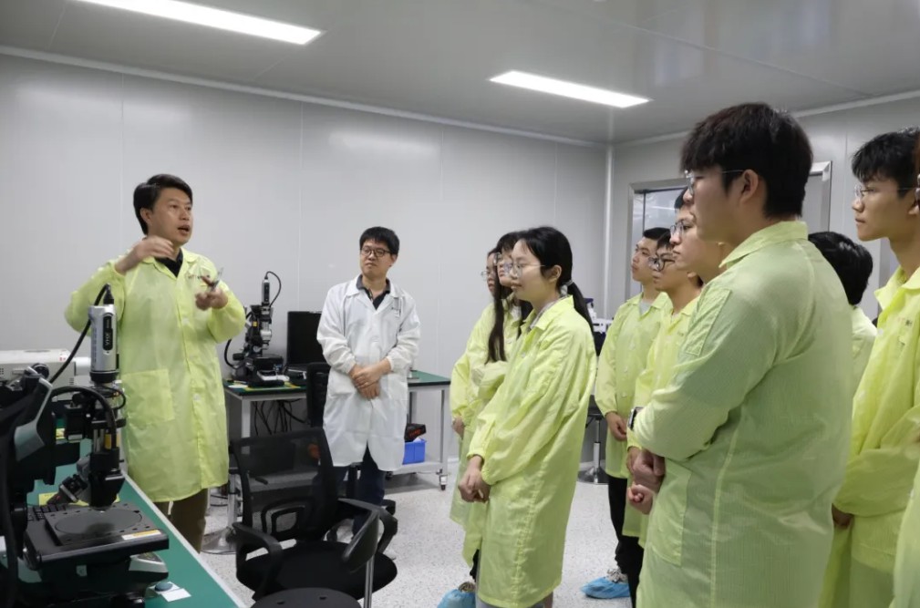 哈工大師生走進(jìn)美信檢測(cè)進(jìn)入實(shí)驗(yàn)室